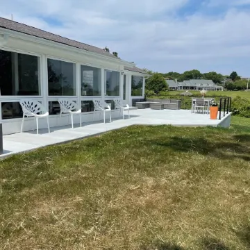 Private chic waterfront retreat-newly renovated