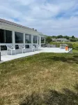 Private chic waterfront retreat-newly renovated