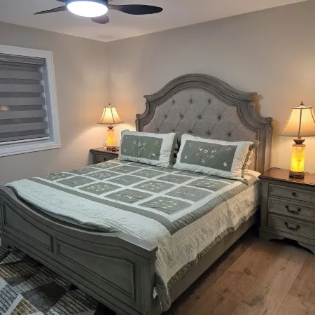 Fully renovated private & cozy 3 bdr cottage with hot tub close to Warren Dunes