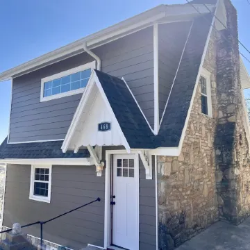 "House on the Rock" Romantic Cottage Getaway w/ Hot Tub and Fireplace!!
