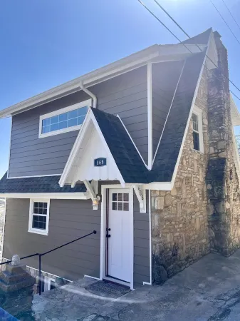 "House on the Rock" Romantic Cottage Getaway w/ Hot Tub and Fireplace!!