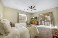 Wild Rose: Pool, Spa, Large Private Yard, CornHole