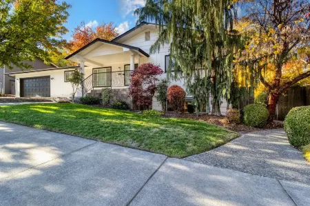 Spacious 4Br Retreat w/ Hot Tub, Outdoor Games & EV Charger – 10 Min Walla Walla