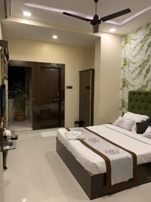 JK Rooms 126 Parashar Legacy - Opp Railway Station - Airport Shuttle