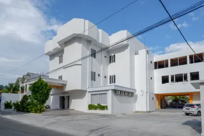 RedDoorz Plus @ Cameloan Hotel Palu Hoteles cerca de Lore Lindu National Park