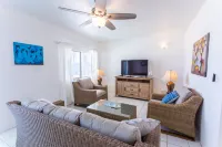 Coralito Bay Suites & Villas Hoteles cerca de St. Gerard's Roman Catholic Church