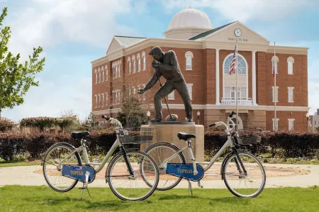 Hotel Tupelo, a Wyndham Hotel Отели в г. Тьюпело