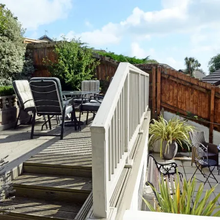 Valley Retreat - Peaceful Location, Walk to Beach, Parking
