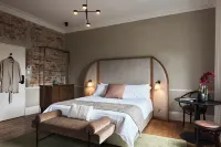 Empire Hotel Hotel berhampiran Grumpy Bean Cafe