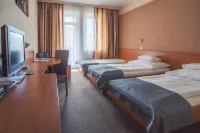 Granada Conference, Wellness and Sport Hotel Hotels near Magyarkert főbejárat