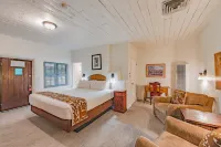 The Historic Taos Inn - parking