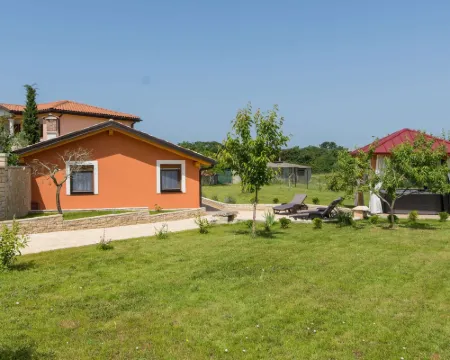 Attractive Holiday Home with Pool, Hot Tub, Patio, Courtyard Hotels in Peroj