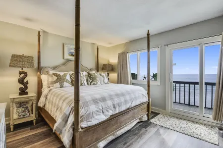 Pinnacle Port by Book That Condo