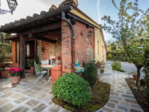 Rosyabate Cottage, with Private Garden and Views Between Lucca and Pistoia Hotels in Uzzano
