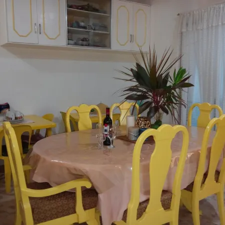 Yellow House Vacation Rental Отели в г. Субик