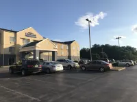 Baymont by Wyndham Chambersburg - parking