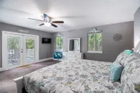 Beautiful tranquility, 1 block from the Indian River with heated pool