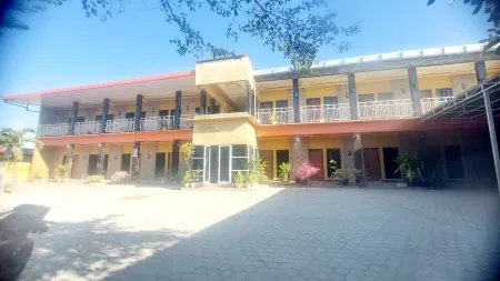 Sasando Residence Kupang Отели рядом с достопримечательностью «Pantai Warna Kota Kupang NTT»