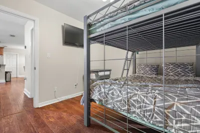 Family and pet friendly. Dedicated work station with local attractions. Hotels near 7-Eleven