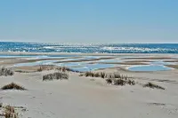 Sweeping Views - Oceanfront Home with Expansive Beach فنادق في Emerald Isle