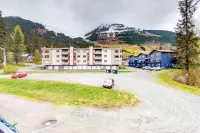 Renovated condo with mountain views, access to hiking & skiing Hotels in Girdwood