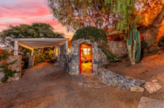 Private Pool and Spa Oasis - Charming Tranquil Retreat