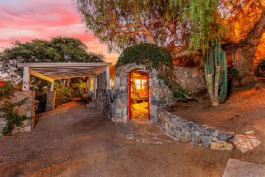 Private Pool and Spa Oasis - Charming Tranquil Retreat