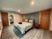 Exclusive Views and Cozy Deck Retreat - Stunning Lakefront Escape Hotel in zona Fun In