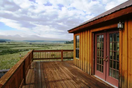 Spectacular Mountain and River Views - Charming Riverside Retreat