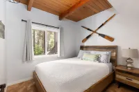 Lakes Edge Lodge| Stroll to the Lake Hotels in Crestline