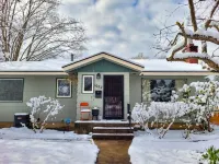 Fully Fenced Yard and Cozy Fire Pit - Spacious Charming Retreat Hotels in Coeur d'Alene