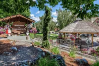 Bright condo with WiFi, balcony, pools & hot tubs - walk downtown