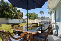 Fenced Private Backyard and Fully Equipped Kitchen - Spacious Charming Retreat Hotels in Palm Coast