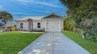 Serenity Retreat - Private Patio, Steps to the Beach Hotels in Sunnyside