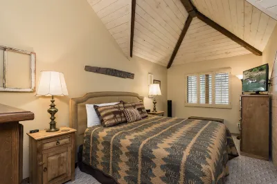 Cozy Condo with Private Decks and Scenic Views - Charming Mountain Escape