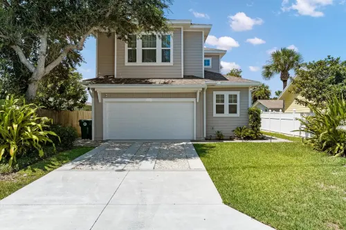 Smart TVs, Wifi, Fire Pit, and Games - Stylish Coastal Retreat