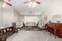 Sparkling Pool and Grassy Backyard Retreat - Gorgeous Family Oasis Hotels near HD SOUTH - Home of the Gilbert Museum