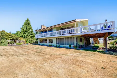 Family-Friendly Home with High-Speed WiFi, Water View, W/D, and Enclosed Yard Отели в г. Порт Ладлоу