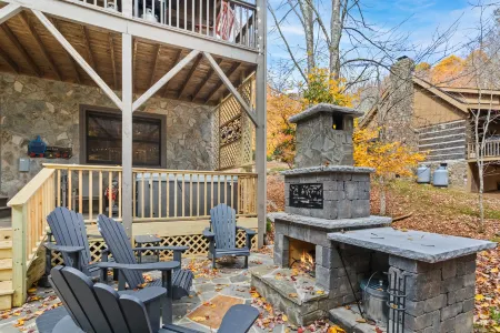 Cozy Cabin Retreat with Hot Tub and Fire Pit - Charming Mountain Escape Отели в г. Севен Девилс