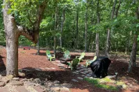 Charming Cabin with Screened-in Porch and Fire Pit - Cozy Retreat Hotels near Cloudland Canyon State Park