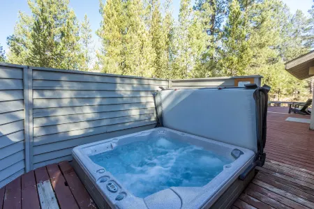 Charming Getaway with Hot Tub and Ping Pong - Cozy Retreat