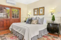 Stunning Suite - Walk To Main | A/C | WiFi | Street Parking
