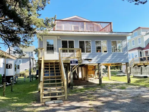 Charming Home with Spacious Kitchen and Outdoor Shower - Inviting Retreat