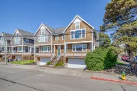 Cozy Gathering Space and Sparkling Amenities - Charming Seaside Haven