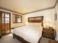 Private Indoor Hot Tub and Cozy Living Space - Charming Townhome Escape 프레이저 호텔