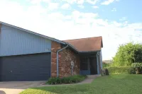 Jenks Spectacular Spain Ranch-Close to Five Oaks Hotels near Oklahoma Aquarium