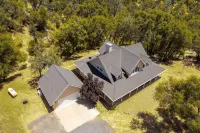 Mountain home near Yosemite with sweeping views, high-speed Starlink internet