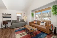 Cozy Mountain Retreat with Scenic Views - Inviting Escape فنادق في Fraser