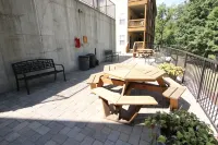 Spacious Master Suite and Private Deck with Grill - Elegant Retreat Hotel a Ridgedale