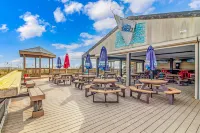Cozy Living Area and Private Balcony - Charming Coastal Oasis Hotel di Surfside Beach